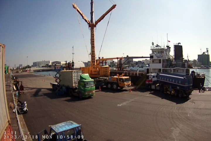 高空作業車參與船邊裝卸